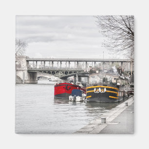 Hushållsbåtar förtöjda nära Pont Bir-Hakeim - Pari Magnet