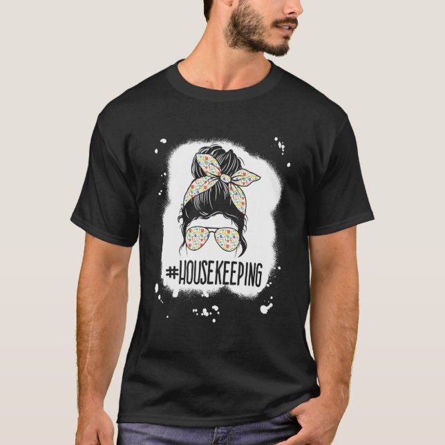 HushållsLife Messy Bun Housekeeper Clean Hous T Shirt (Framsida)