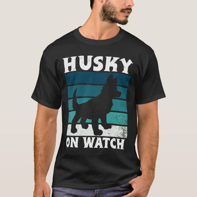 Husky On Watch Essential T Shirt (Framsida)