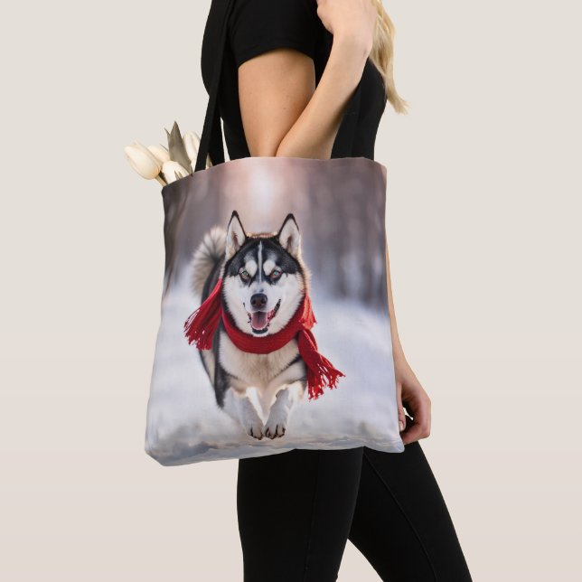 Husky Running Wearing A Red Scarf Tygkasse (Närbild)
