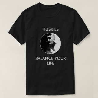 Huskyen balanserar t-shirt