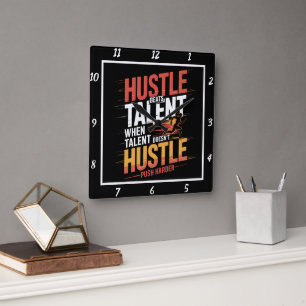 Hustle Beats Talent Springer Motivation Fyrkantig Klocka