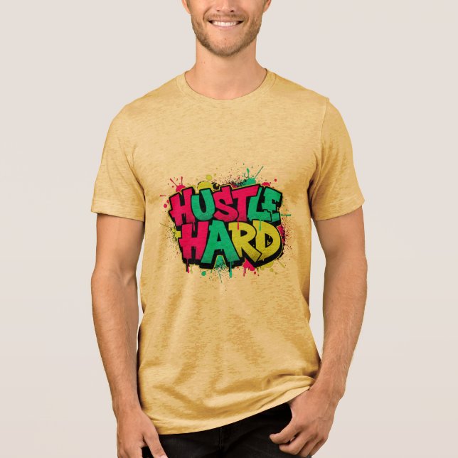 HUSTLE HARD – Graffiti Urban Typography T-Shirt (Framsida)