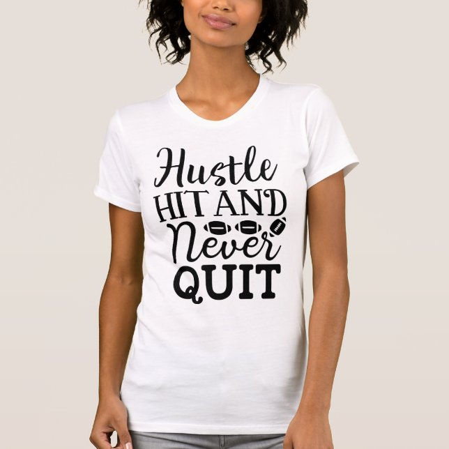 Hustle Hit and Never Quit American Football Quote T Shirt (Framsida)
