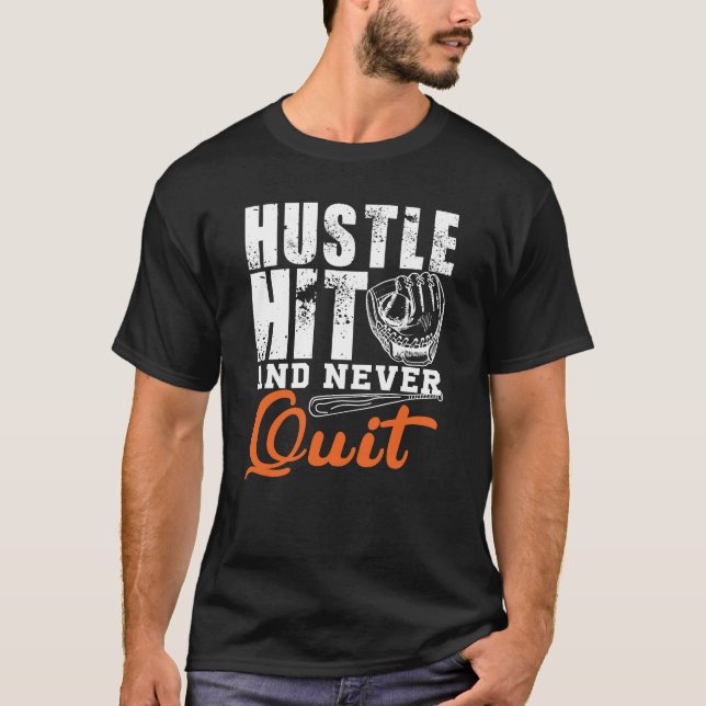 Hustle, Hit, Never Quit – Baseball Grind Life T Shirt (Framsida)
