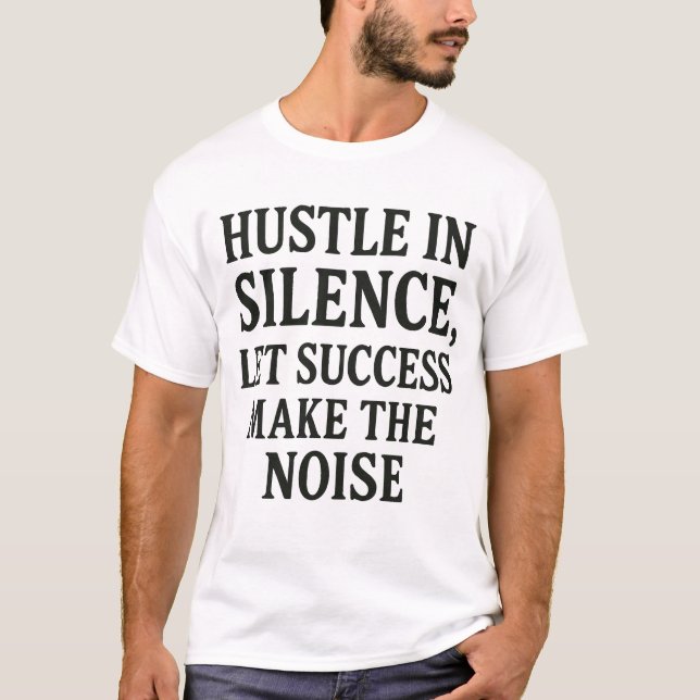 Hustle in Silence - Motivational Success Quote Des T Shirt (Framsida)