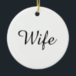 Hustru Definition Svart och Vitt Chic Manuskript Julgransprydnad Keramik<br><div class="desc">Personliggör för din speciella hustru för att skapa en unik present till födelsedagar,  årsdagar,  bröllop,  jul eller vilken dag som helst du vill visa hur mycket hon betyder för dig. Ett perfekt sätt att visa henne hur fantastisk hon är varje dag. Designad av Thisisnotme©</div>