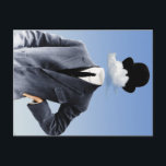 "Huvud i molnen" Vykort<br><div class="desc">"Head in the Clouds" är ett original biet av surrealistiska teckningar som skapats av Kenneth Rougeau och skildrar en ansiktslös man i en bowlareare hatt med ett fuffsigt vitt moln som driver förbi där hans ansikte normalt skulle vara.</div>