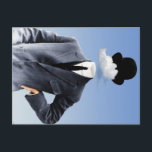 "Huvud i molnen" Vykort<br><div class="desc">"Head in the Clouds" är ett original biet av surrealistiska teckningar som skapats av Kenneth Rougeau och skildrar en ansiktslös man i en bowlareare hatt med ett fuffsigt vitt moln som driver förbi där hans ansikte normalt skulle vara.</div>