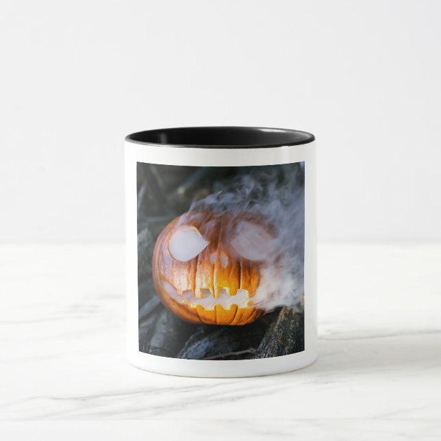 Huvudlösa ryttarens Jack-o-lantern-huvud fattar el Mugg (Center)