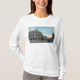 Huvudsaklig gataplats med hästvagnar och t-shirt