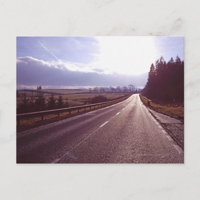 Huvudsaklig väg med den låga vintern sun. vykort (Framsida)
