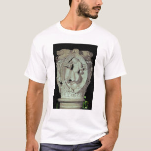 Huvudstad som visar den fjärde nyckeln av t shirt