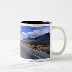 Huvudväg till och med Death Valley, Kalifornien Två-Tonad Mugg