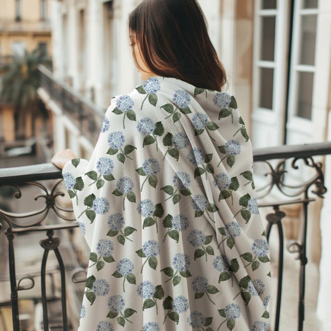 Hydrangea Bloom Monogram  Fleecefilt (Hydrangea Fleece Blanket)