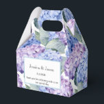 Hydrangea Print Festlåda Presentaskar<br><div class="desc">Festlåda visas med ett hydrangea-blomstertryck. 
Anpassa denna artikel och byt ut provtexten till din egen.
Tips: Lägg bara till dina godsaker och lägg till en festlig slinga.



Licensierad bild</div>