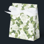 Hydrangea Print Party Trebox Presentaskar<br><div class="desc">Parti-förmånslådan visas med en vit hydrangea-blommigt. Anpassa det här objektet eller köp som det är. Tips! Lägg till dina underbara behandlingar och lägg till lite festligt band. Licensierad bild</div>