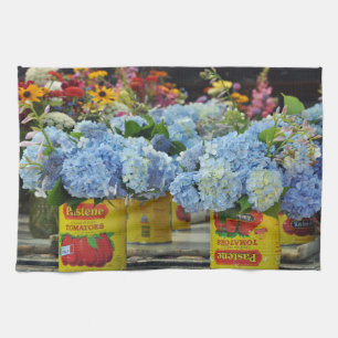 Hydrangeas och Fresh Flowers i Tomato Cans Kökshandduk