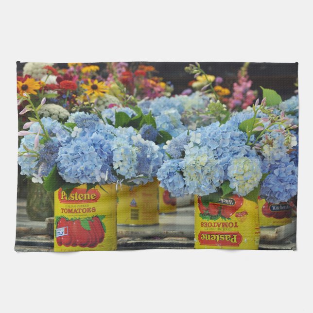 Hydrangeas och Fresh Flowers i Tomato Cans Kökshandduk (Horisontell)