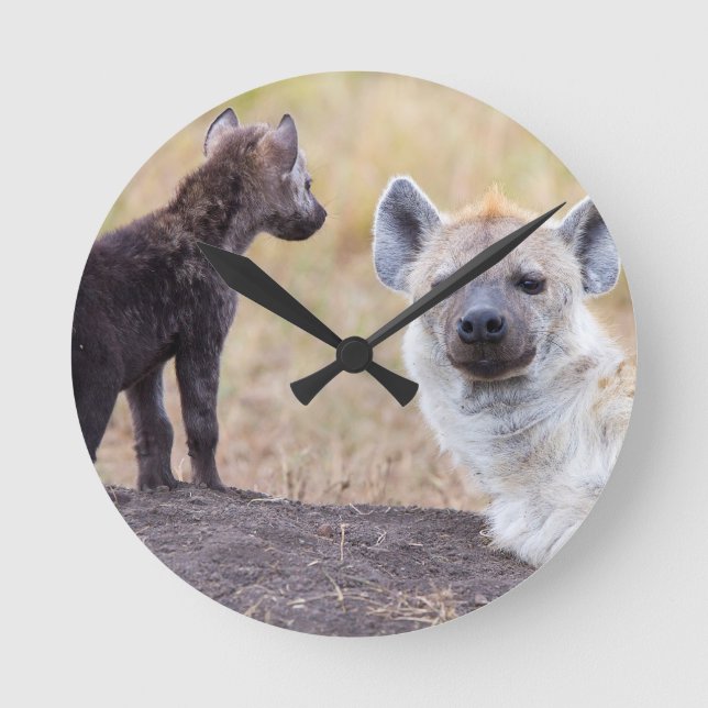 Hyena med barn ett rund klocka (Framsida)