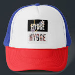 HYGGE Blommigt T-Shirt - Mysigt nordiskt estetiskt Keps<br><div class="desc">Fira mysigt boende med den här HYGGE-blommigten t-shirt. En nordiskt inspirerad design som blandas med moderna blommigtar - perfekt för älskare av lugn,  komfort och bekvämt stil. Mjuk,  komfortabel och djärv.</div>