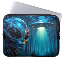 Hyper Realistic Alien och UFO i skogen Laptop Fodral