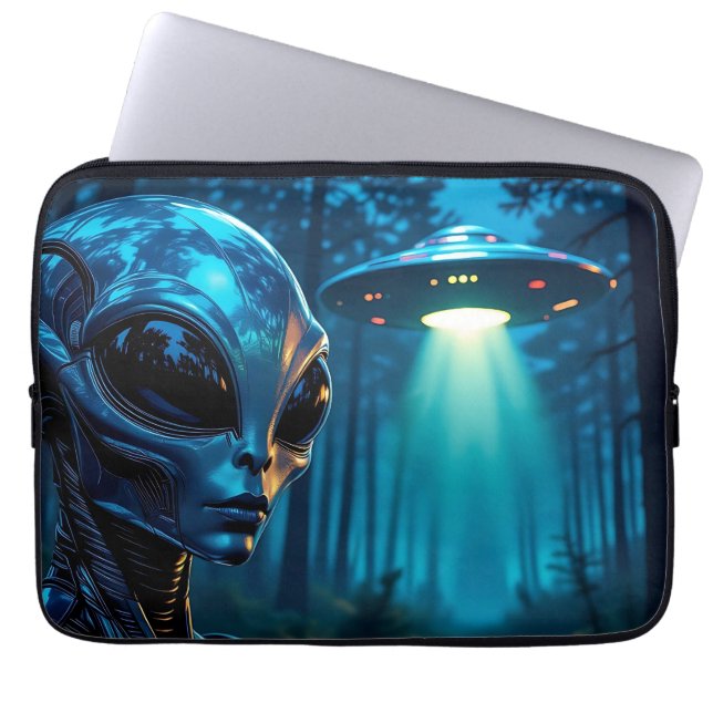 Hyper Realistic Alien och UFO i skogen Laptop Fodral (Framsidan)