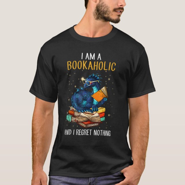 I Am A Bookaholic And I Regret Nothing Dragon Read T Shirt (Framsida)