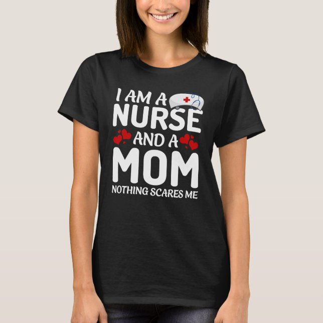 I am a mom and a nurse nothing scares me t shirt (Framsida)
