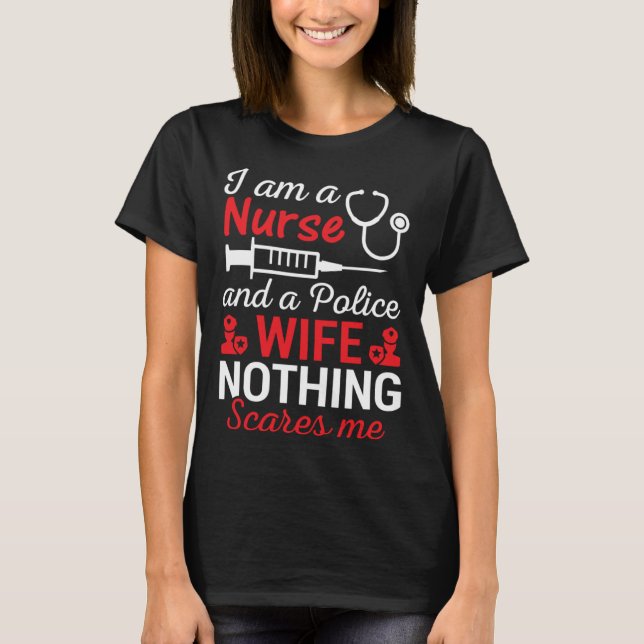 I Am A Nurse And Police Wife Nothing Scares Wife I T Shirt (Framsida)