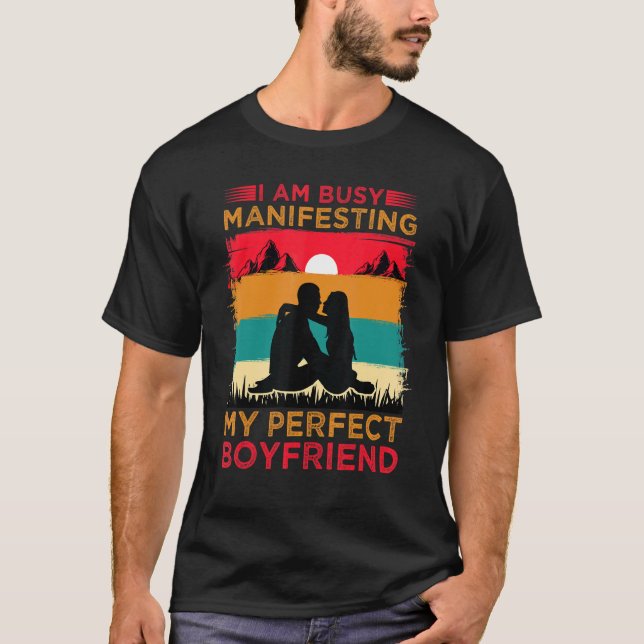 I Am Busy Manifesting My Perfect Boyfriend  Relati T Shirt (Framsida)