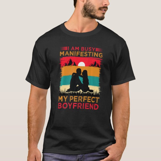 I Am Busy Manifesting My Perfect Boyfriend  Relati T Shirt (Framsida)