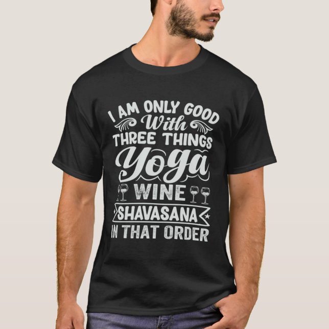 I Am Only Good With Three Things Yoga Wine Shavasa T Shirt (Framsida)