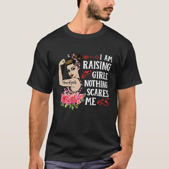 I Am Raising Girls Mom Life Rosie The Riveter Moth T Shirt (Framsida)