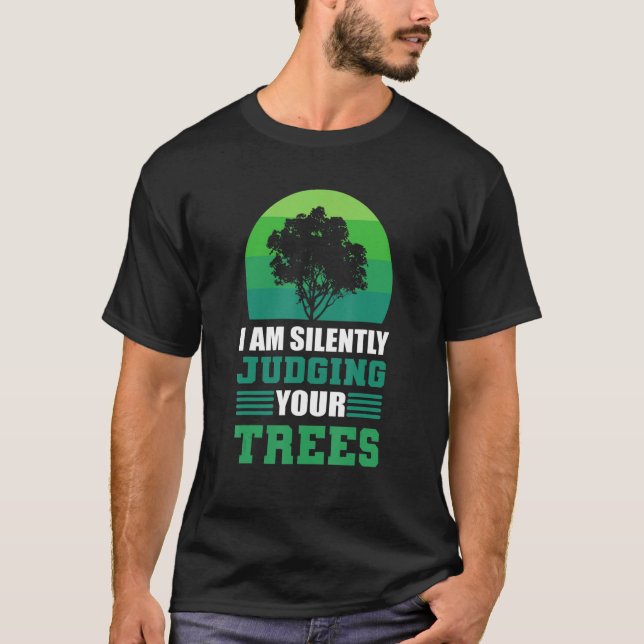I Am Silently Judging Your Trees  Lumberjack Arbor T Shirt (Framsida)