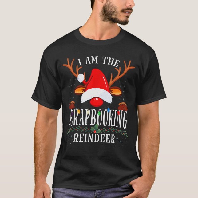 I Am The Scrapbooking Reindeer Christmas Family  T Shirt (Framsida)
