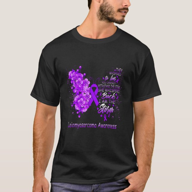 I Am The Storm Leiomyosarcoma Awareness Butterfly T Shirt (Framsida)