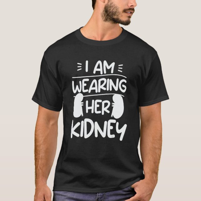 I Am Wearing Her Kidney Transplant Surgery Recover T Shirt (Framsida)