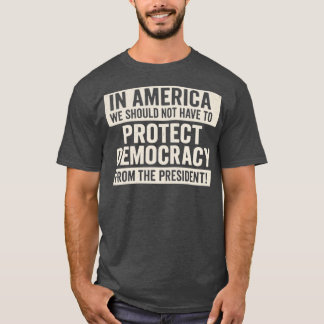 I AMERIKA BÖR VI INTE SKYDDA DEMOKRATIN T SHIRT
