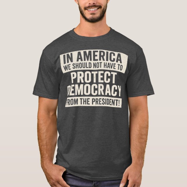 I AMERIKA BÖR VI INTE SKYDDA DEMOKRATIN T SHIRT (Framsida)