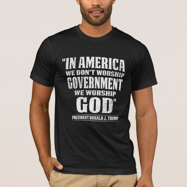 I Amerika hejar vi inte på regeringen. T Shirt (Framsida)