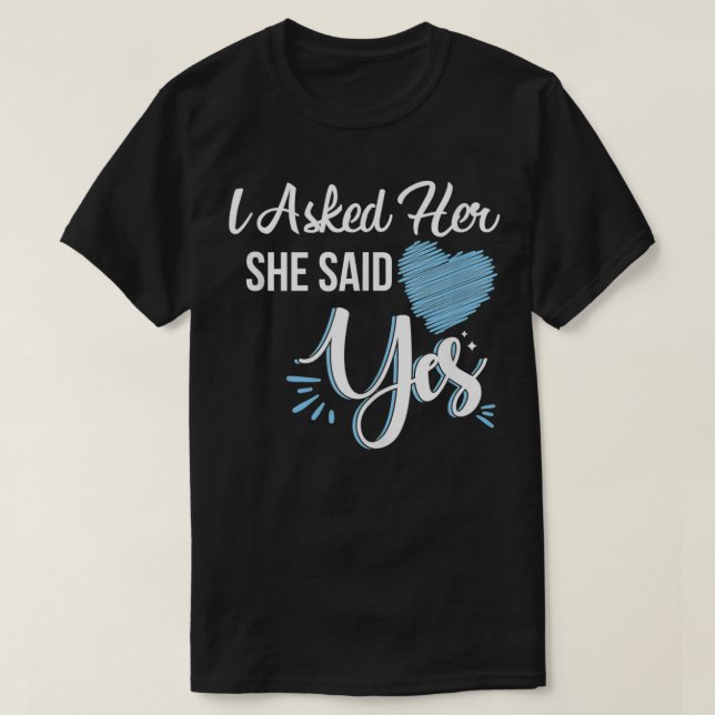 I Asked Her & She Said Yes Romantic Couples Engage T Shirt (Design framsida)