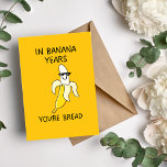 I Banana Years är du Bread Funny Birthday Card Helgkort<br><div class="desc">Det här kortet är ett underbart sätt att fira era kära speciella dag med en aning sentimentalitet och ett bra skratt. Banangrafikdesignen ger en lekfull beröring till humor och skapar den som en unik och tankfull gåva</div>