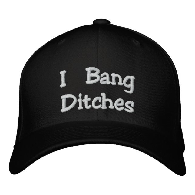 "I Bang Ditches" Flexfit Black Embroized Hat Broderad Keps (Framsida)