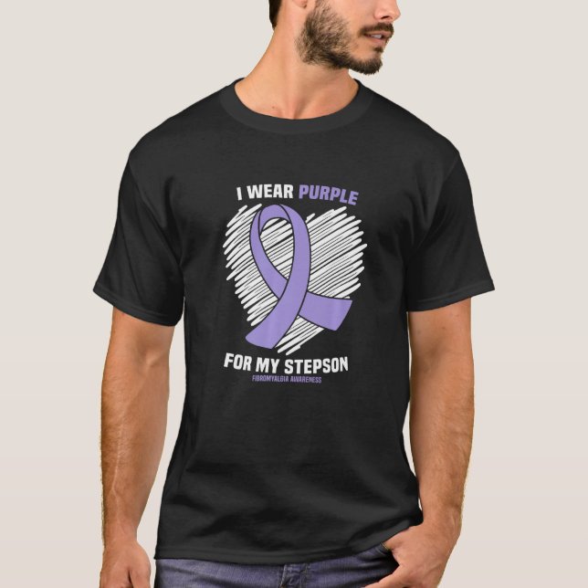 I Bära Lila för min Stepson Fibromyalgia Awarenes T Shirt (Framsida)