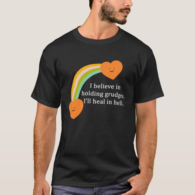 I Believe In Holding Grudges Rainbow Heart T Shirt (Framsida)