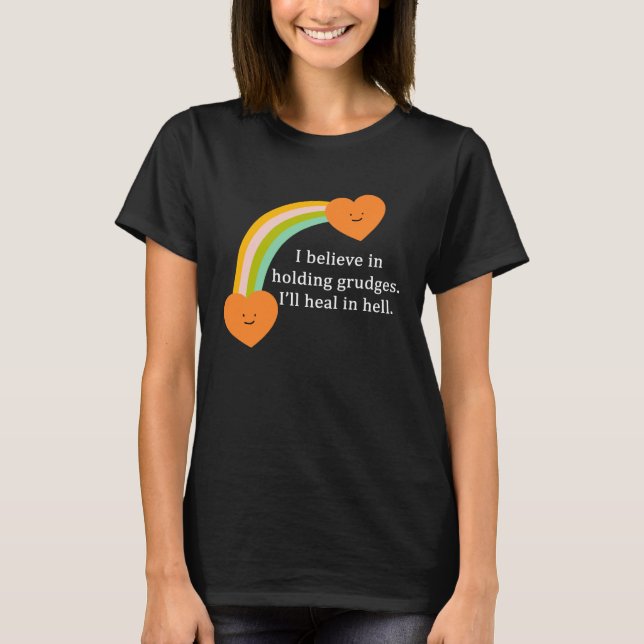 I Believe In Holding Grudges Rainbow Heart T Shirt (Framsida)