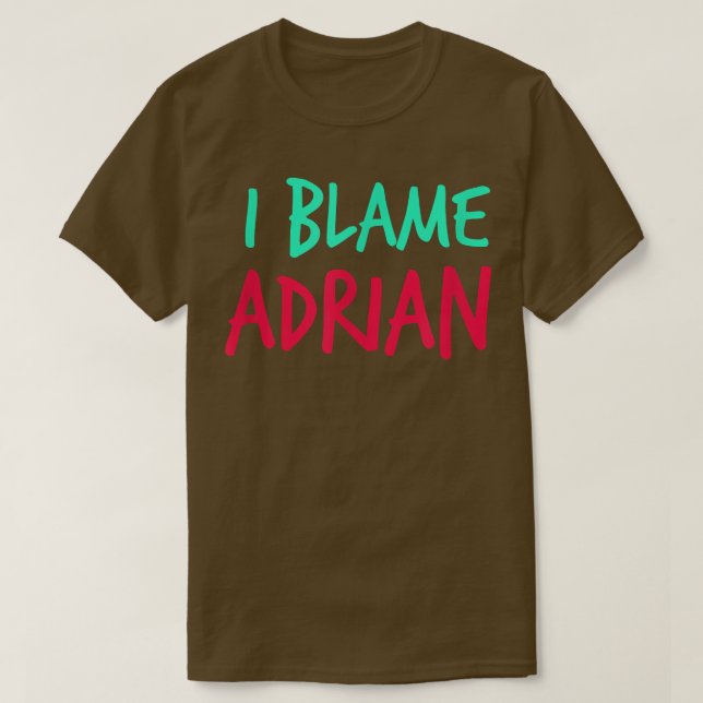 I Blame Adrian Friends First Namn Buddy Nickname T Shirt (Design framsida)