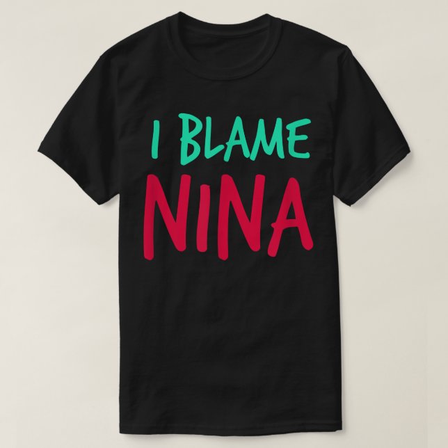 I Blame Nina Friends First Namn Buddy Nickname Per T Shirt (Design framsida)