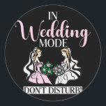 I Bröllop-läge undvik disturb Bride Runt Klistermärke<br><div class="desc">I Bröllop-läge undvik disturb Bride</div>